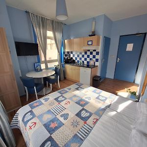 Studio met een King Size Bed op de Eerste Verdieping